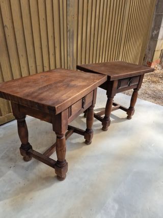Mesa auxiliar antigua de madera