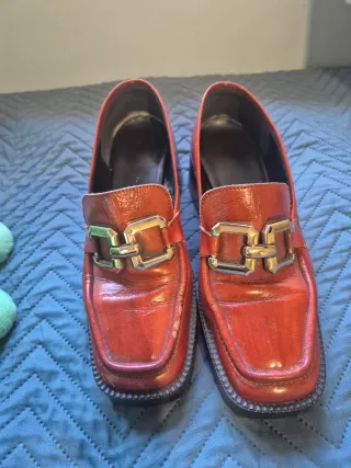 Mocasines rojos con detalle dorado