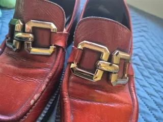 Mocasines rojos con detalle dorado