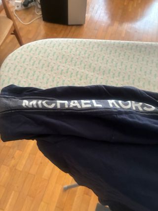 Camiseta Michael Kors Azul con logo en hombro 