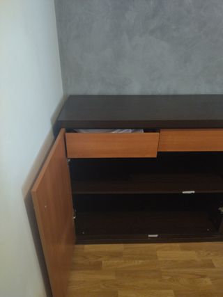 Armario de madera marrón. 4 puertas y 4 cajones