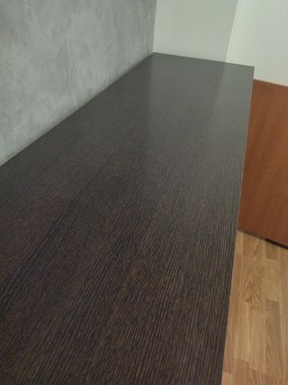 Armario de madera marrón. 4 puertas y 4 cajones