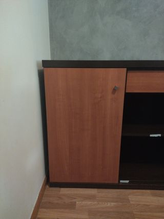 Armario de madera marrón. 4 puertas y 4 cajones