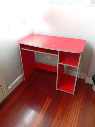 Escritorio rojo y blanco