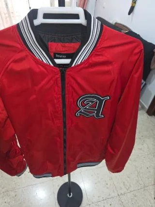 Chaqueta Bomber Bershka Roja con Logo