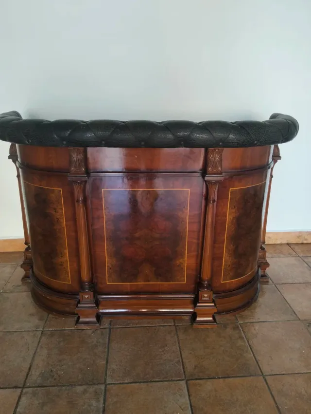 Balcão de bar em madeira e couro