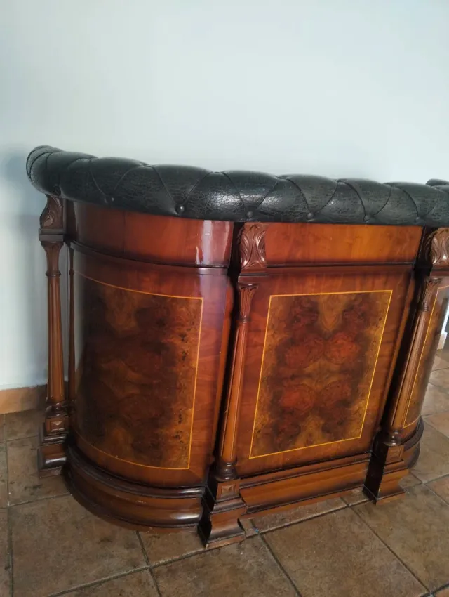 Balcão de bar em madeira e couro