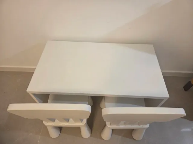Mesa y sillas infantiles blancas