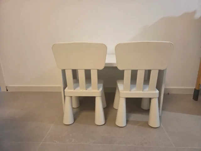 Mesa y sillas infantiles blancas