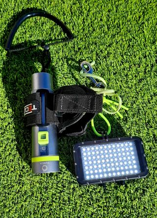 Linterna de buceo IPX8 y sujeción Tecline