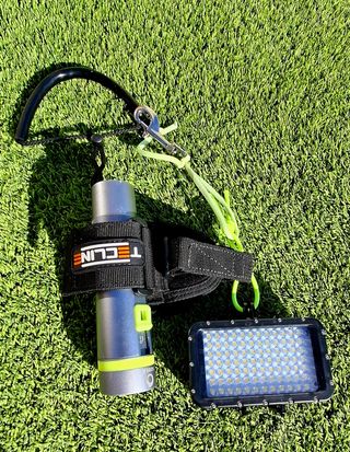 Linterna de buceo IPX8 y sujeción Tecline
