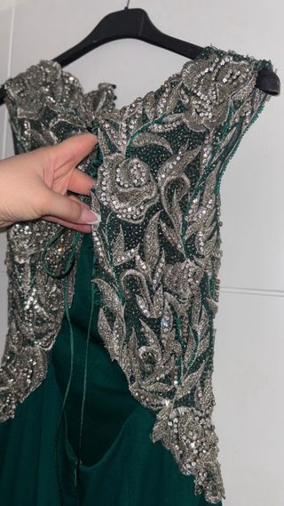 Vestido de fiesta verde con pedrería