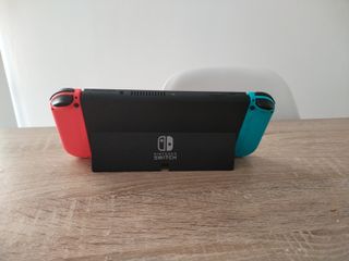Nintendo Switch OLED azul/rojo + juegos.