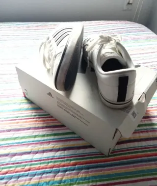 Zapatillas Adidas Blancas y Negras