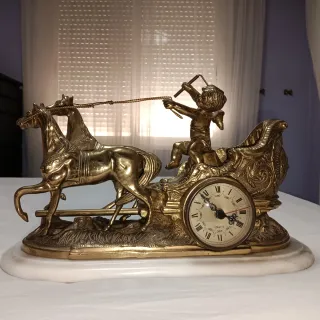 Figura de bronce con carro y caballos