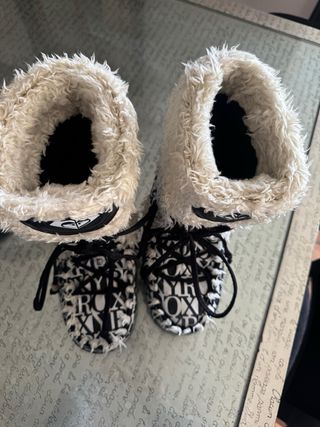 Abrigo y botas Roxy Negro y Blanco