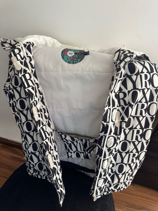 Abrigo y botas Roxy Negro y Blanco