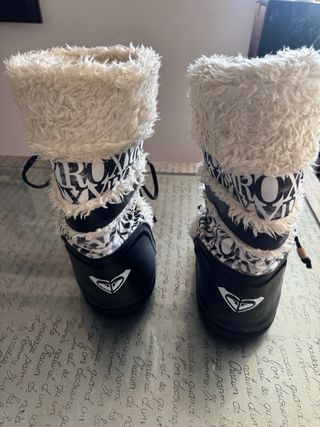 Abrigo y botas Roxy Negro y Blanco