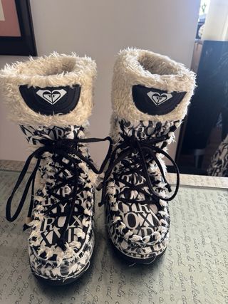 Abrigo y botas Roxy Negro y Blanco