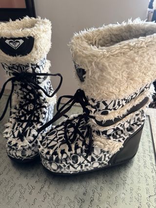 Abrigo y botas Roxy Negro y Blanco