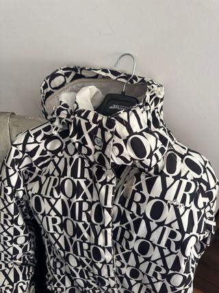 Abrigo y botas Roxy Negro y Blanco