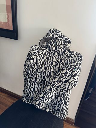 Abrigo y botas Roxy Negro y Blanco