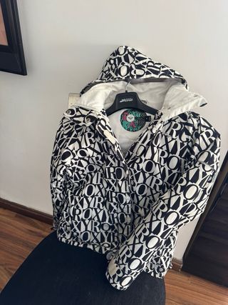 Abrigo y botas Roxy Negro y Blanco