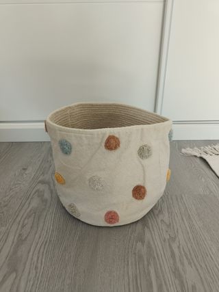 Cesto y alfombra infantil lunares H&M