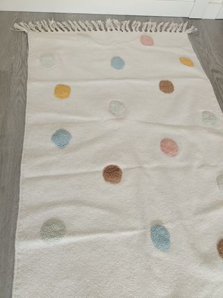 Cesto y alfombra infantil lunares H&M
