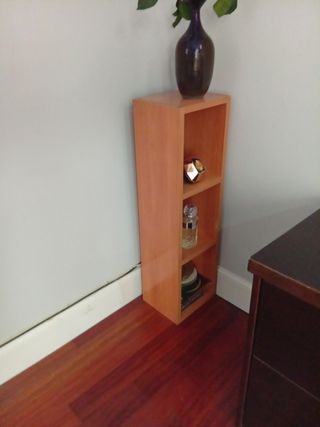 Estantería de madera estrecha