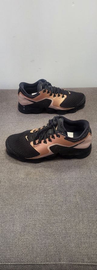 Zapatillas Nike Negro/Oro Talla 38.5
