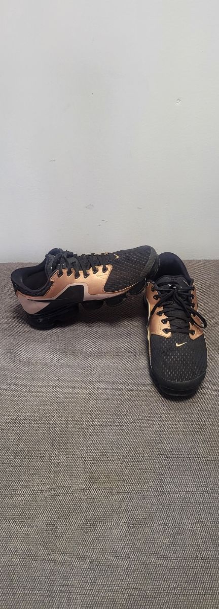 Zapatillas Nike Negro/Oro Talla 38.5