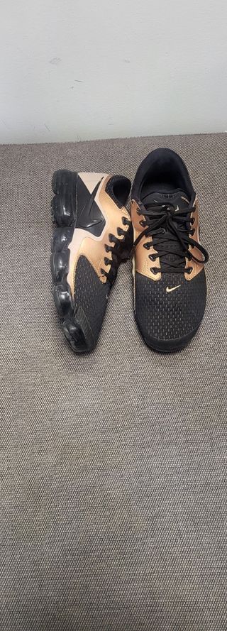 Zapatillas Nike Negro/Oro Talla 38.5
