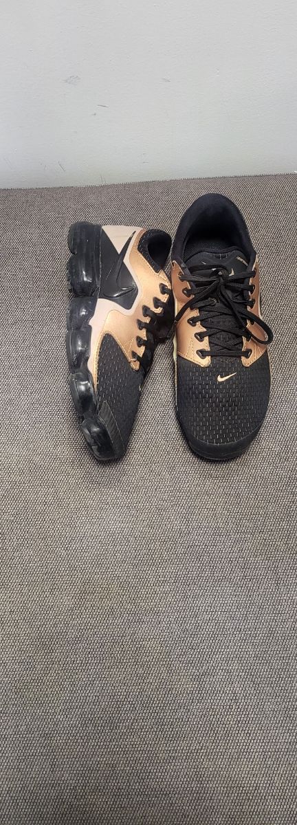 Zapatillas Nike Negro/Oro Talla 38.5