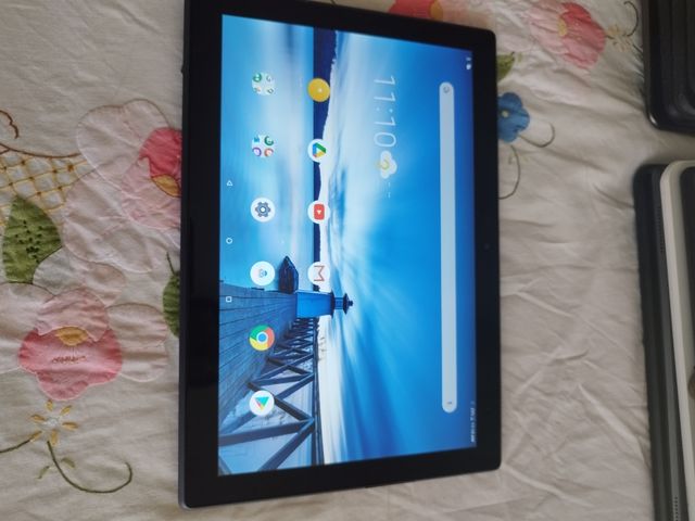 Tablet Lenovo nero e multicolore