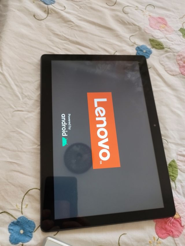 Tablet Lenovo nero e multicolore