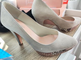 Zapatos de tacón beige y serpiente
