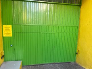 Puerta de garaje verde
