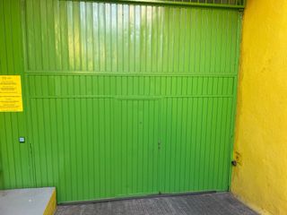 Puerta de garaje verde