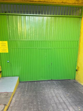 Puerta de garaje verde