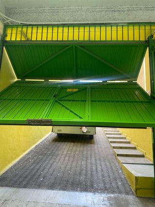 Puerta de garaje verde