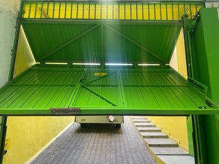 Puerta de garaje verde