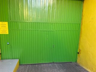 Puerta de garaje verde