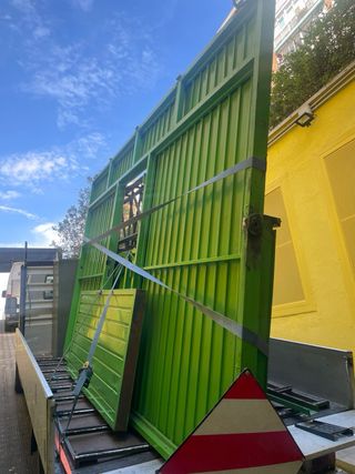 Puerta de garaje verde
