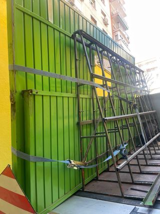Puerta de garaje verde