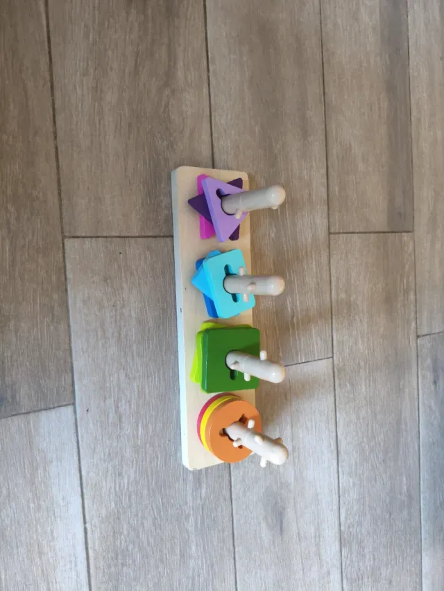 Juguete apilable de formas de madera