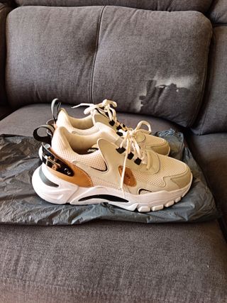 Zapatillas deportivas beige y blancas