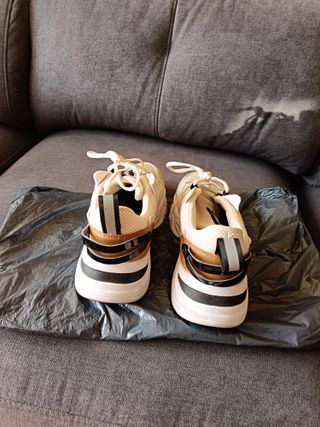 Zapatillas deportivas beige y blancas