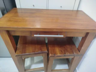 Mesa de cocina con 2 banquetas de madera. 