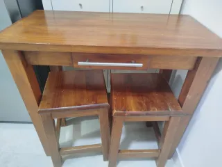 Mesa de cocina con 2 banquetas de madera. 